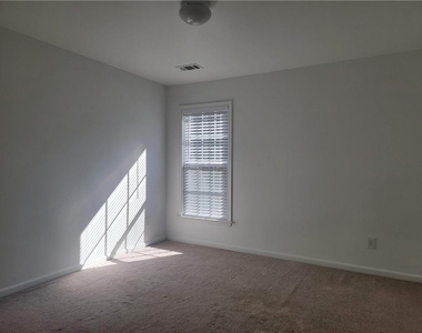 2448 Fairlie Drive - Photo Thumbnail 12