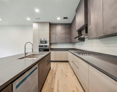 1111 W 21st Street - Photo Thumbnail 15