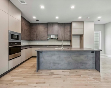 1111 W 21st Street - Photo Thumbnail 16