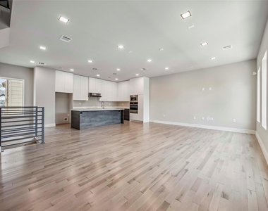 1111 W 21st Street - Photo Thumbnail 10
