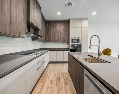1111 W 21st Street - Photo Thumbnail 5