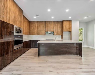 1111 W 21st Street - Photo Thumbnail 13