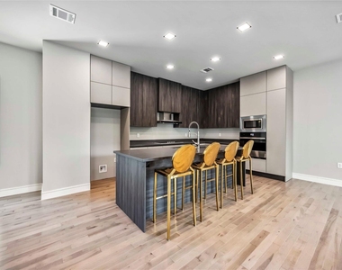 1111 W 21st Street - Photo Thumbnail 4