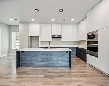 1111 W 21st Street - Photo Thumbnail 9