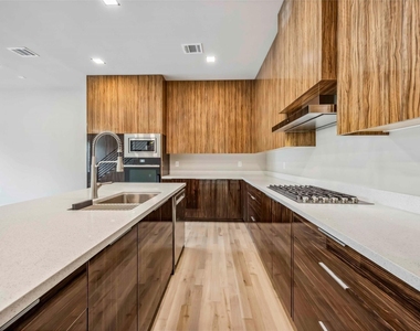 1111 W 21st Street - Photo Thumbnail 12
