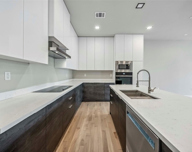 1111 W 21st Street - Photo Thumbnail 11