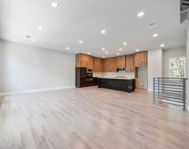 1111 W 21st Street - Photo Thumbnail 14