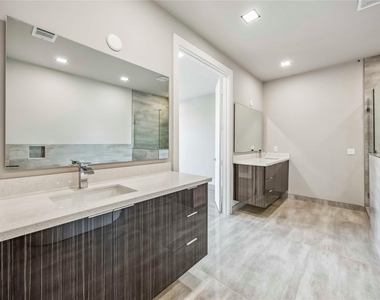 1111 W 21st Street - Photo Thumbnail 19