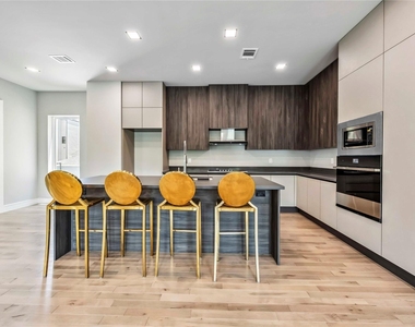 1111 W 21st Street - Photo Thumbnail 3