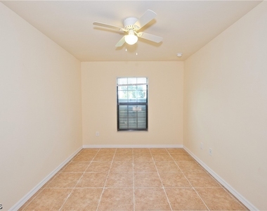 615 Se 6th Terrace - Photo Thumbnail 7