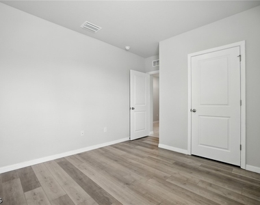 2465 Nw 9th Street - Photo Thumbnail 8
