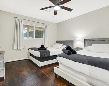 5534 Loch Lomond Drive - Photo Thumbnail 12