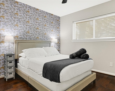 5534 Loch Lomond Drive - Photo Thumbnail 14