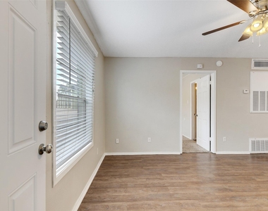 1522 Broadmoor Drive - Photo Thumbnail 2