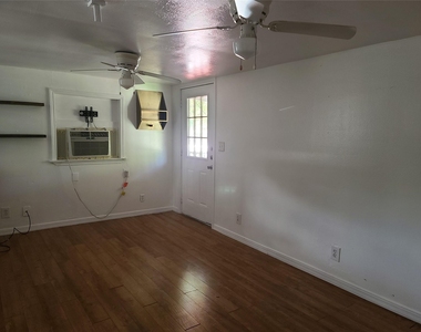 410 N Avenue D - Photo Thumbnail 2