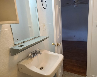 410 N Avenue D - Photo Thumbnail 9