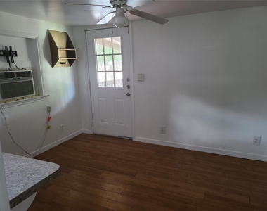 410 N Avenue D - Photo Thumbnail 3