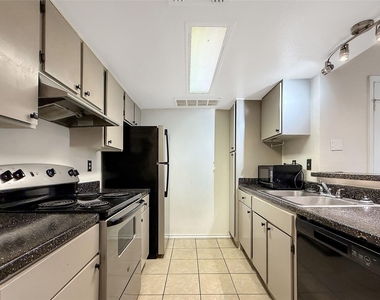 12905 Woodforest Boulevard - Photo Thumbnail 10