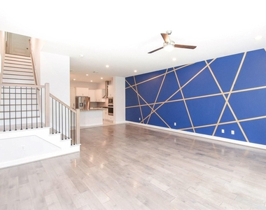 1122 Live Oak Street - Photo Thumbnail 7