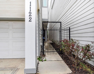 1122 Live Oak Street - Photo Thumbnail 2
