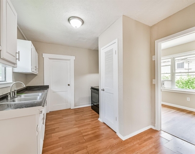 7615 Avenue E - Photo Thumbnail 13