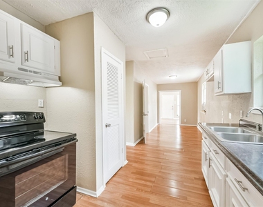 7615 Avenue E - Photo Thumbnail 14