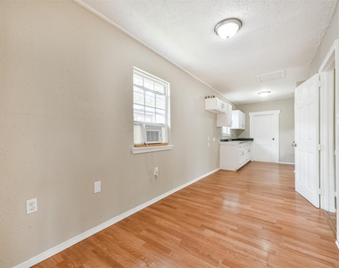 7615 Avenue E - Photo Thumbnail 4