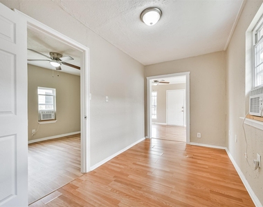 7615 Avenue E - Photo Thumbnail 9