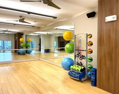 401 W 25th Street - Photo Thumbnail 20