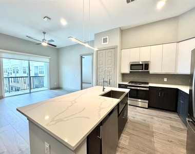 401 W 25th Street - Photo Thumbnail 13