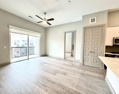 401 W 25th Street - Photo Thumbnail 3