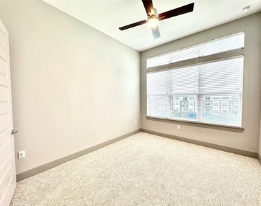 401 W 25th Street - Photo Thumbnail 8