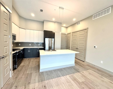 401 W 25th Street - Photo Thumbnail 12