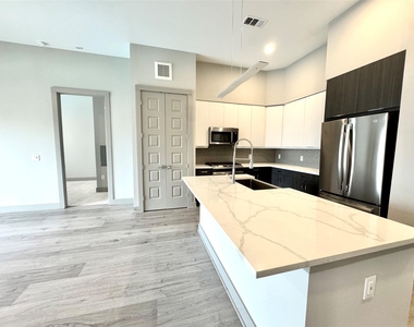 401 W 25th Street - Photo Thumbnail 2