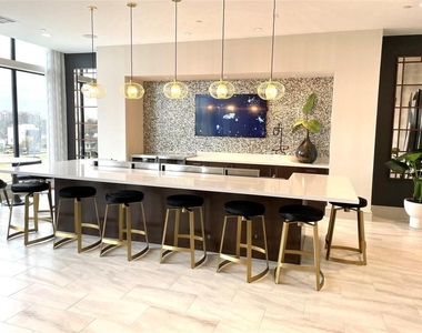 401 W 25th Street - Photo Thumbnail 24