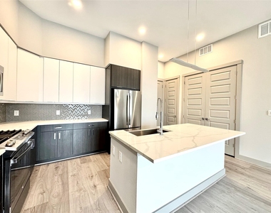 401 W 25th Street - Photo Thumbnail 4