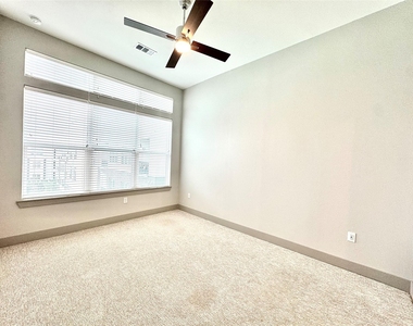 401 W 25th Street - Photo Thumbnail 5