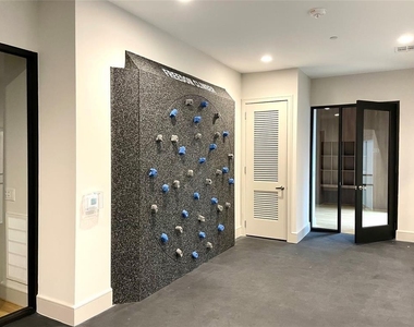 401 W 25th Street - Photo Thumbnail 17