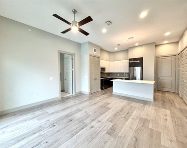 401 W 25th Street - Photo Thumbnail 14