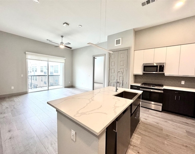 401 W 25th Street - Photo Thumbnail 1