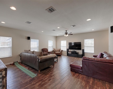 1122 Detroit Street - Photo Thumbnail 4