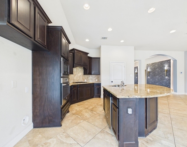 2807 Naples Park Lane - Photo Thumbnail 11