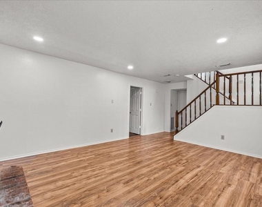 430 W Redway Lane W - Photo Thumbnail 9
