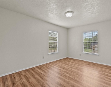 430 W Redway Lane W - Photo Thumbnail 24