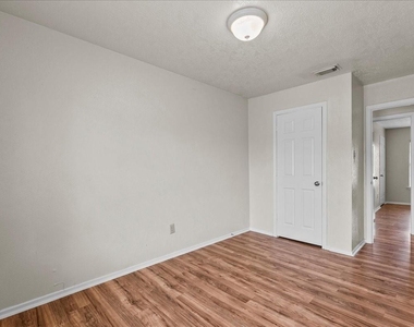 430 W Redway Lane W - Photo Thumbnail 37
