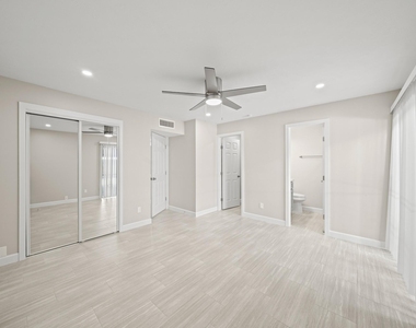2201 Fountain View Drive - Photo Thumbnail 6