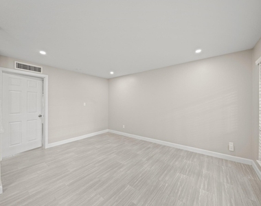2201 Fountain View Drive - Photo Thumbnail 3
