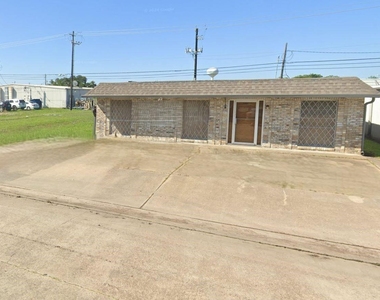 1301 N Avenue H - Photo Thumbnail 2