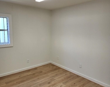 1301 N Avenue H - Photo Thumbnail 18
