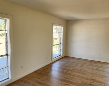 1301 N Avenue H - Photo Thumbnail 15